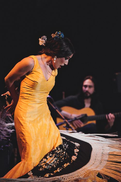 Sofia del Rio dancing expressive flamenco with manton and bata de colain tablao in Jerez