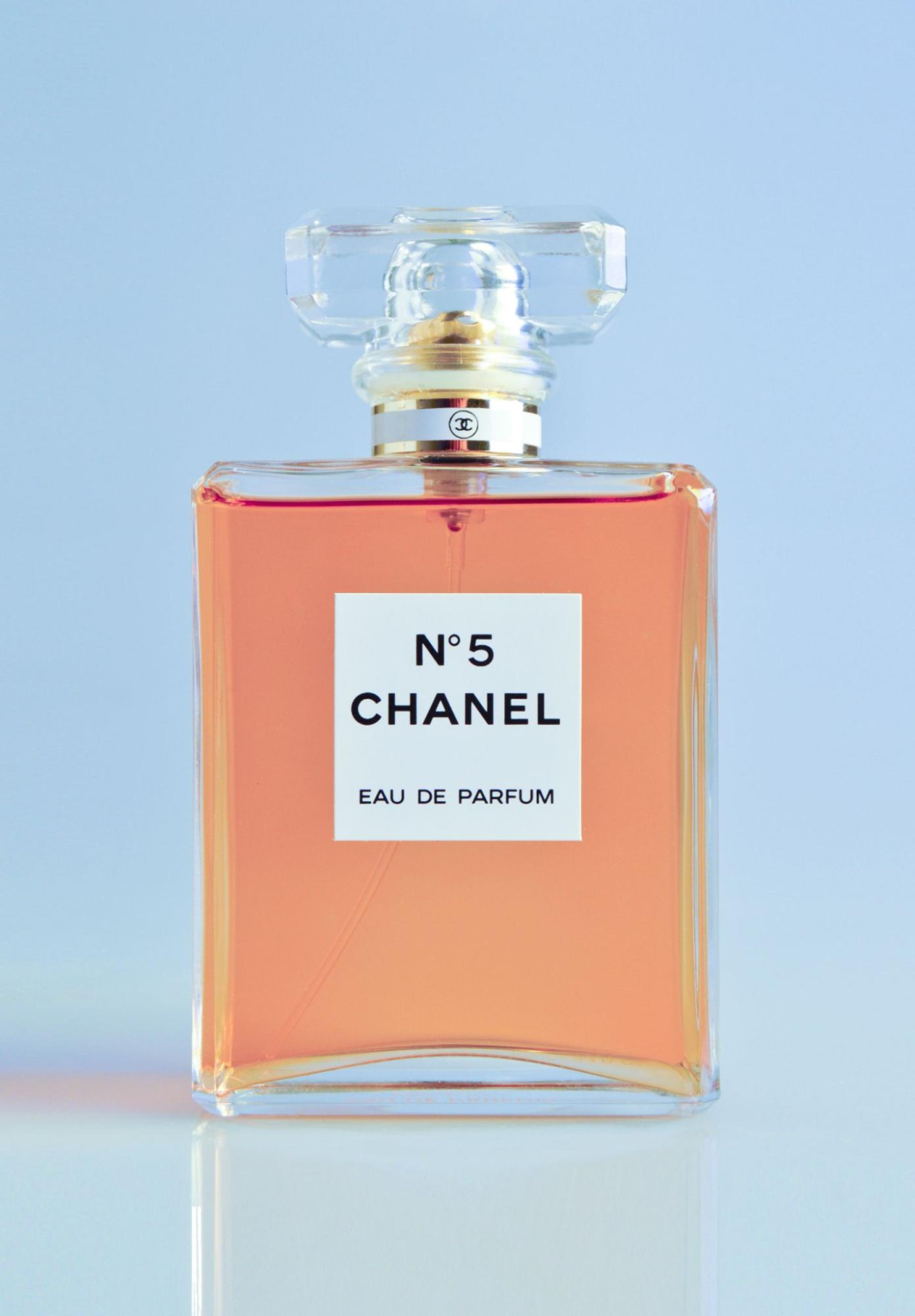 Voorhoekopname van een parfumflesje