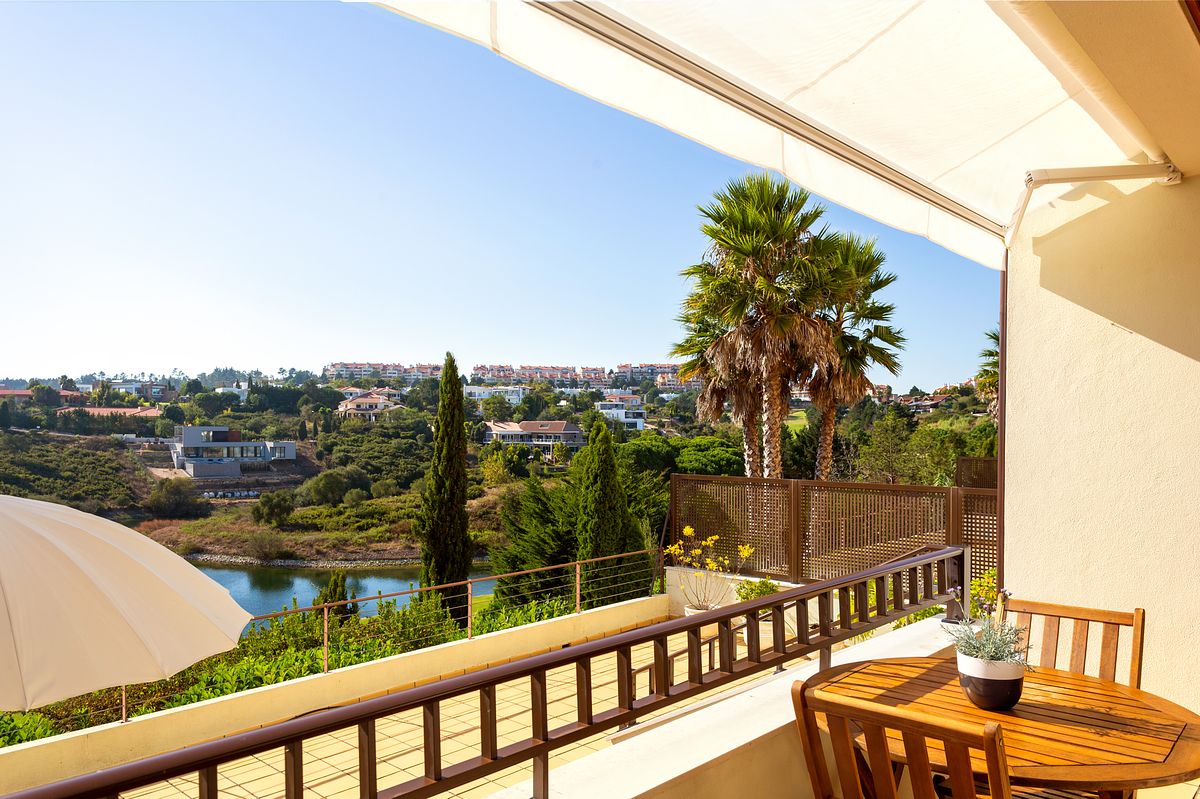 Terra&ccedil;o com vista para os campos de golfe no Belas Clube de Campo &ndash; fotografia de arquitetura residencial