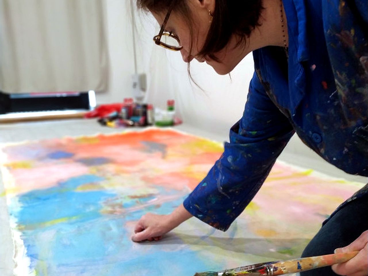 En r&eacute;sidence &agrave; Paris Catherine Maddens peint au sol une grande toile abstraite aux couleurs lumineuses