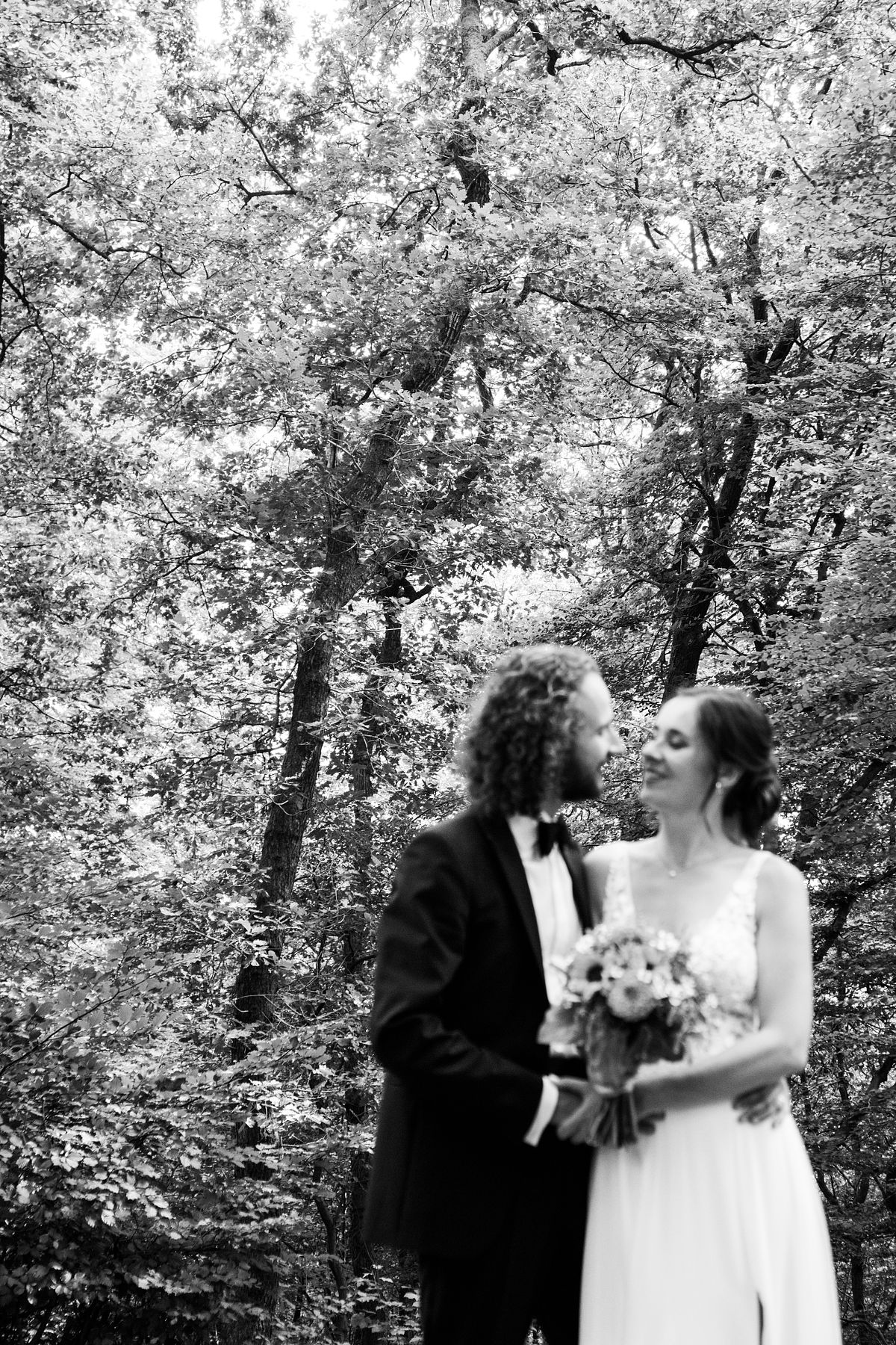 Alternativ gestyltes Paar im Wald, umarmend oder lachend, unkonventionelles und nat&uuml;rliches Paar- oder Hochzeits-Shooting in der Umgebung von K&ouml;ln.