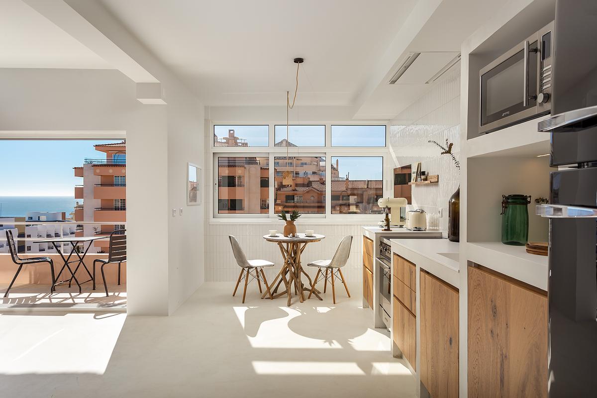 Cozinha de apartamento T2 na Guia em Cascais com enquadramento lateral para a vista mar