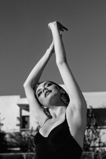 Mains en l'air Model Pose