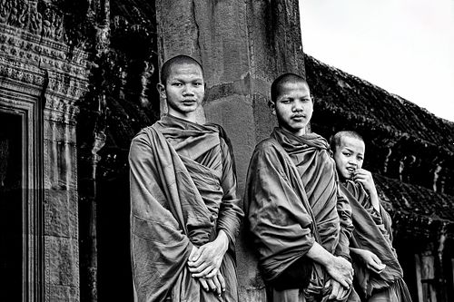 Portrait de jeunes bonzes dans le temple d'Angkor au Cambodge