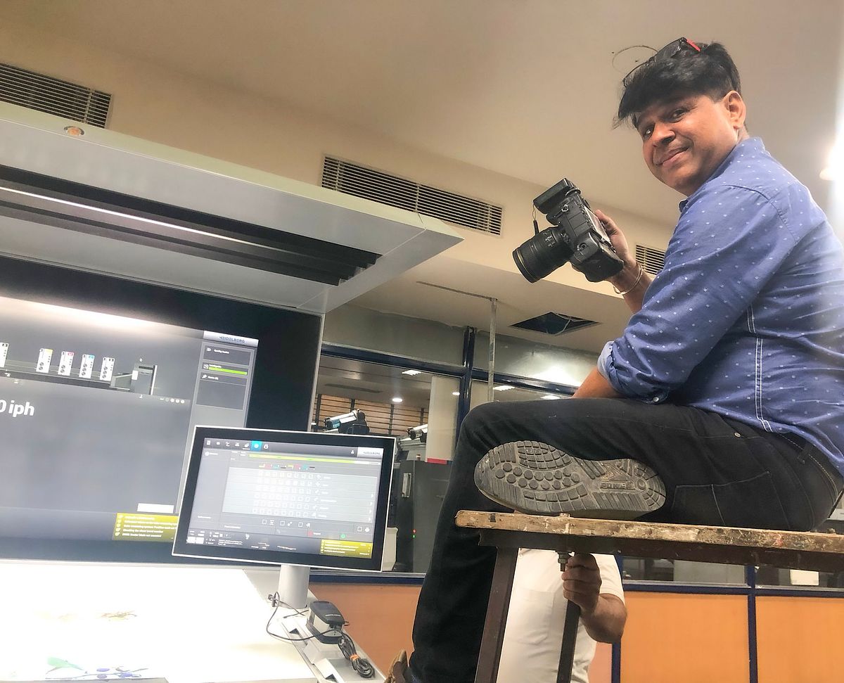 Shooting from the top to cover the entire working machine