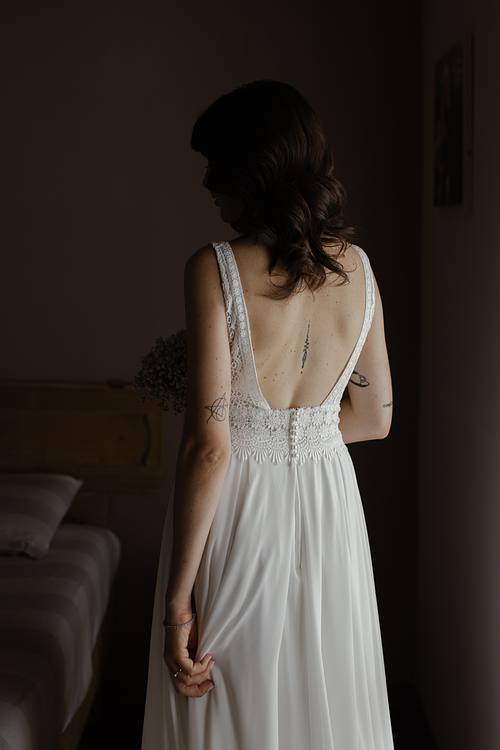 Eleganti preparativi della sposa in camera matrimonio raffinato Tenuta Santi Giacomo e Filippo Urbino