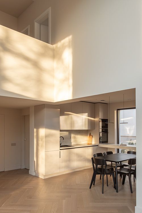 Minimalist kitchen design in warm afternoon light – Faget project