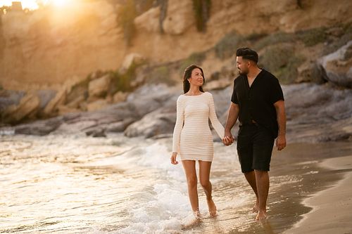 coppia innamorata mano nella mano in spiaggia Sardegna al tramonto