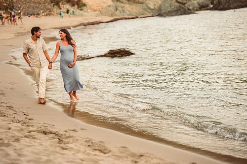 coppia in attesa passeggia a Masua