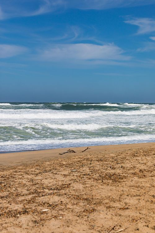 Mer calme sous ciel dégagé.