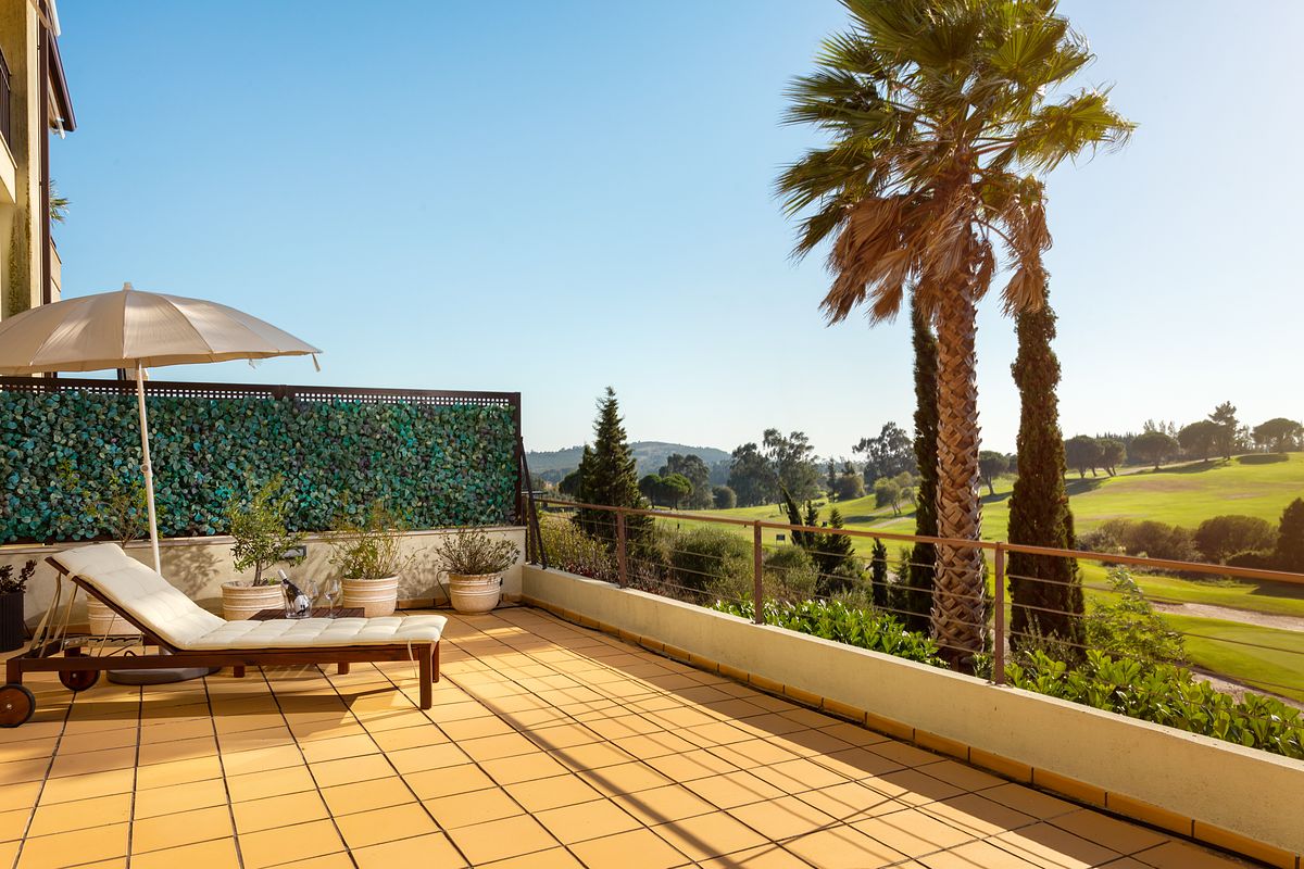 Terra&ccedil;o com vista para os campos de golfe no Belas Clube de Campo &ndash; fotografia de arquitetura residencial