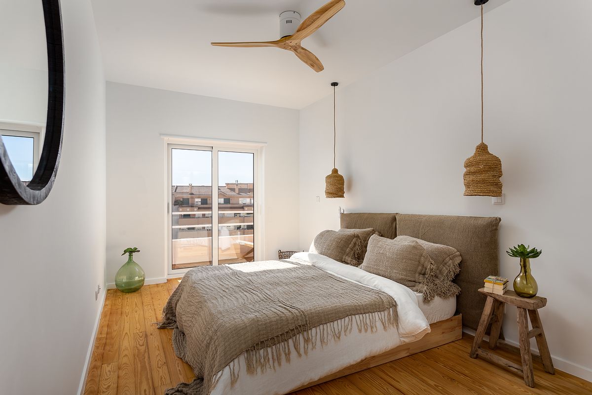 Quarto de apartamento T2 na Guia em Cascais com luz natural e ambiente tranquilo