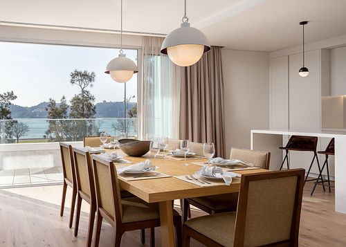 Zona de refei&ccedil;&otilde;es com design de interiores elegante no Hyatt Regency Lisboa