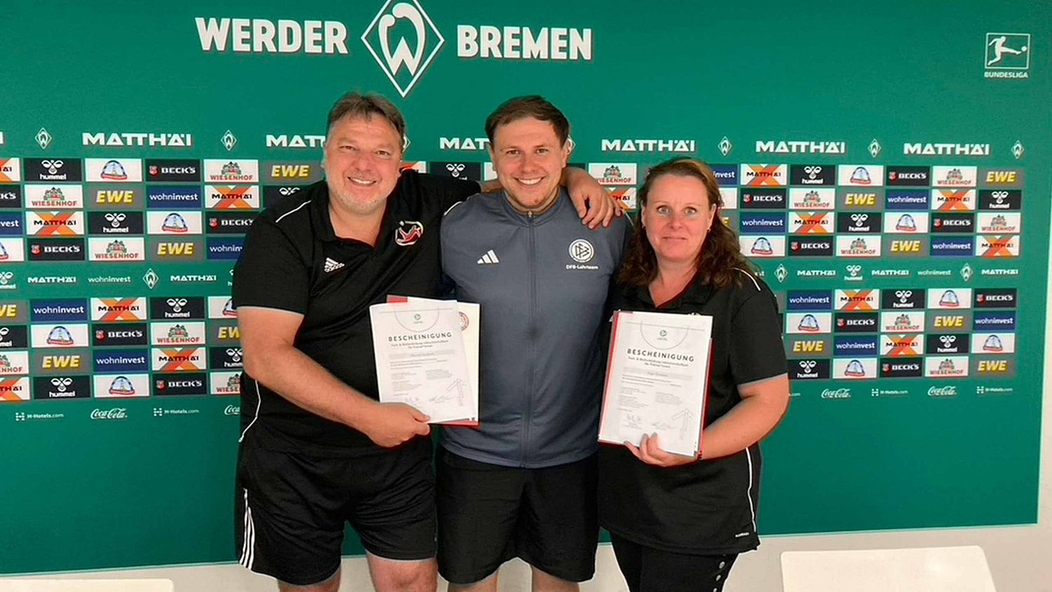 Inga, Marcel und Christoph mit der Teilnehmer-Urkunde der Fortbildung