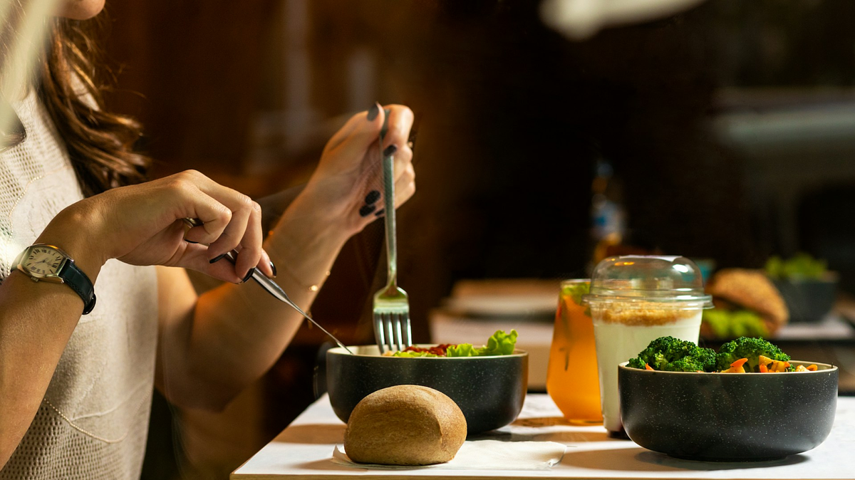 une femme suivant un régime à base de salade