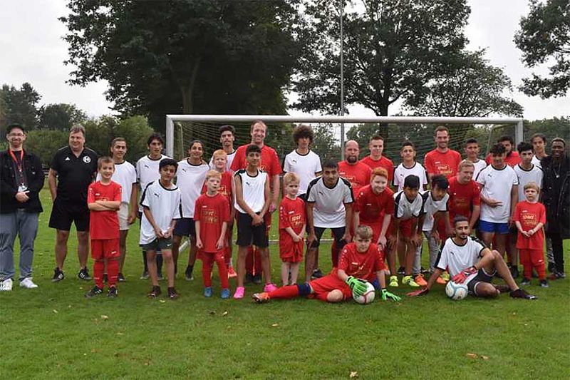 Sport braucht keine Sprache - Ibbenbürener Kickers spielen gegen ZUE-Team
