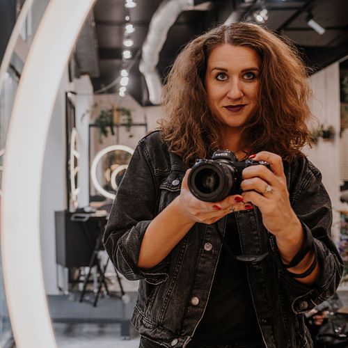 Ahoj, jsem Kamu a jsem svatebn&iacute; a portr&eacute;tn&iacute; fotografka z Prahy.