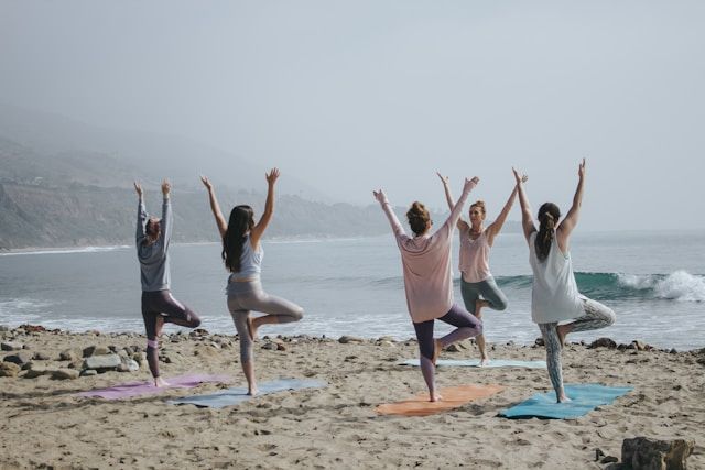 mujeres haciendo yoga