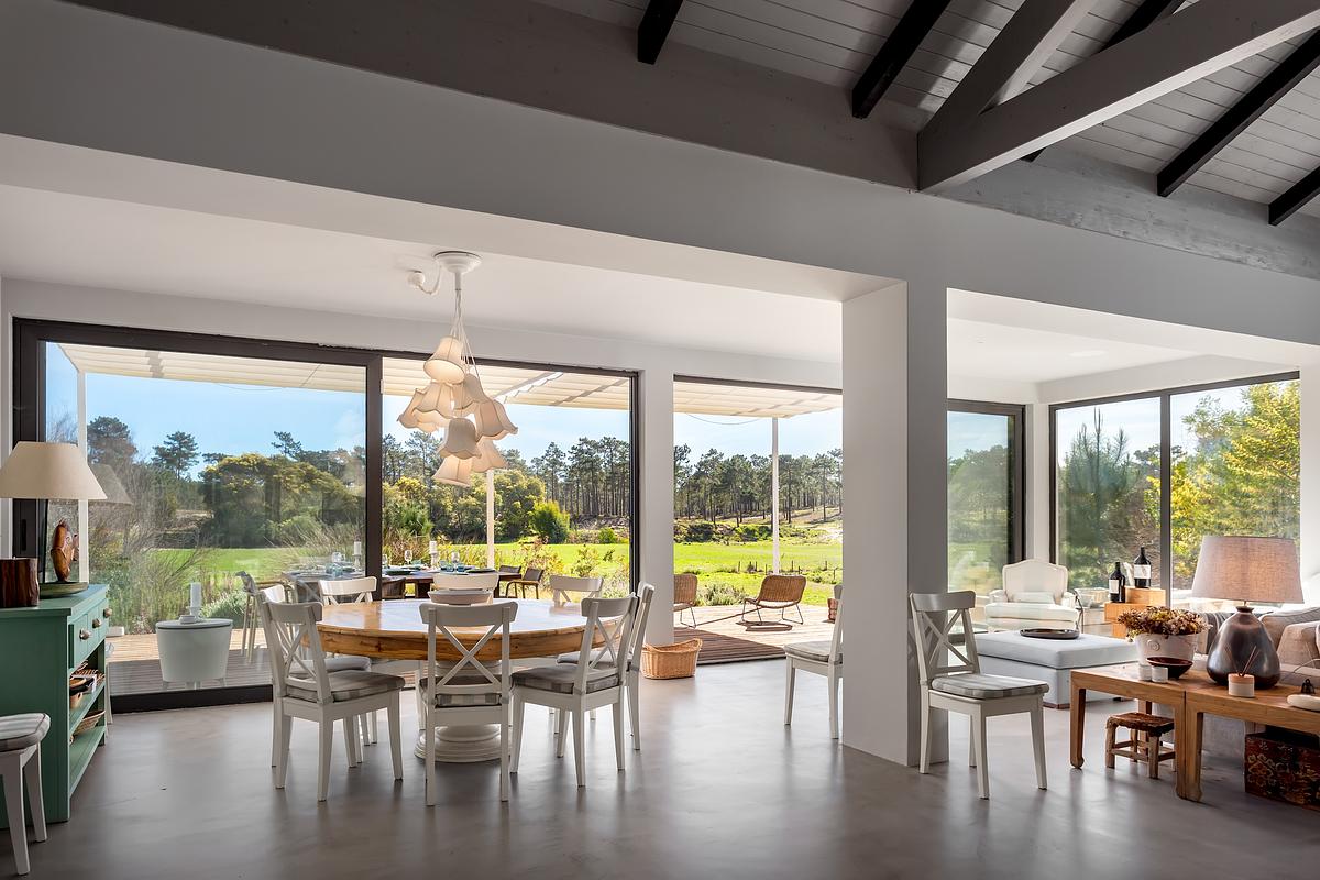 Fotografia de interiores de moradia T3 na Comporta com luz natural e homestagingFotografia profissional de interiores de uma moradia T3 na Comporta, com prepara&ccedil;&atilde;o de homestaging e foco na luz natural, conforto e fluidez dos espa&ccedil;os.