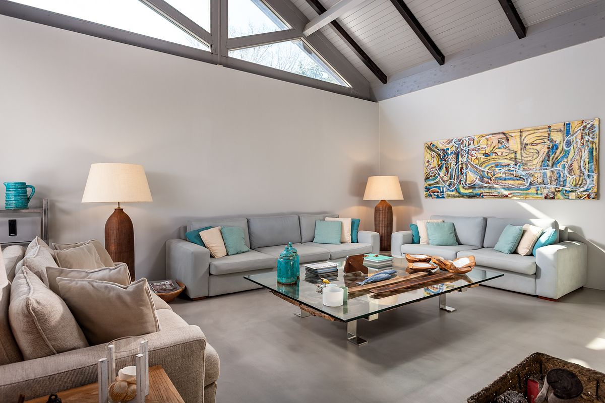 Fotografia de interiores de moradia T3 na Comporta com luz natural e homestaging