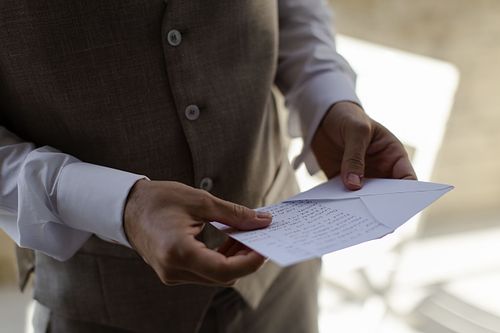 Lo sposo scrive le dichiarazioni nella tenuta santi giacomo e filippo