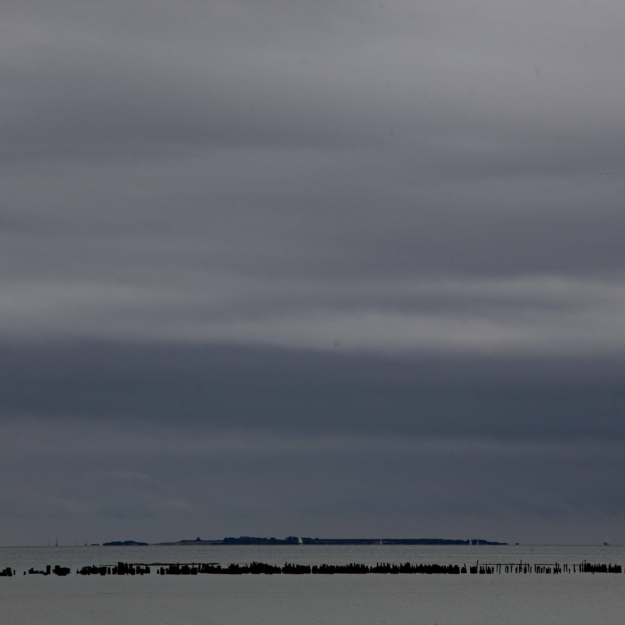 Étendue d’eau avec horizon bas, composition simple.
