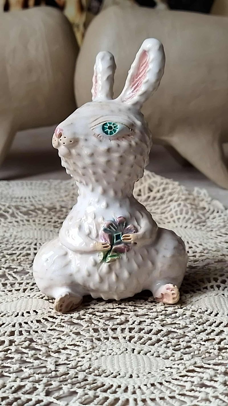 Little rabbit mini-sculpture