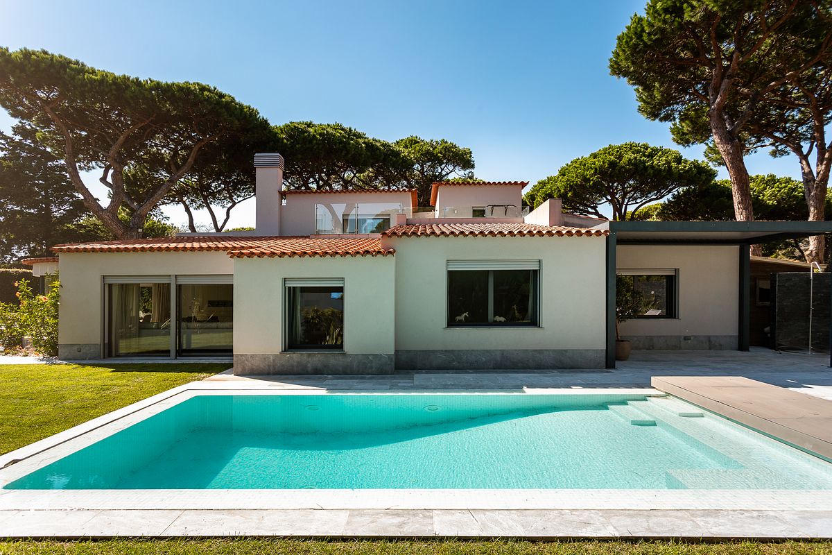 Piscina de moradia V3 na Quinta da Marinha em Cascais integrada no jardim privado
