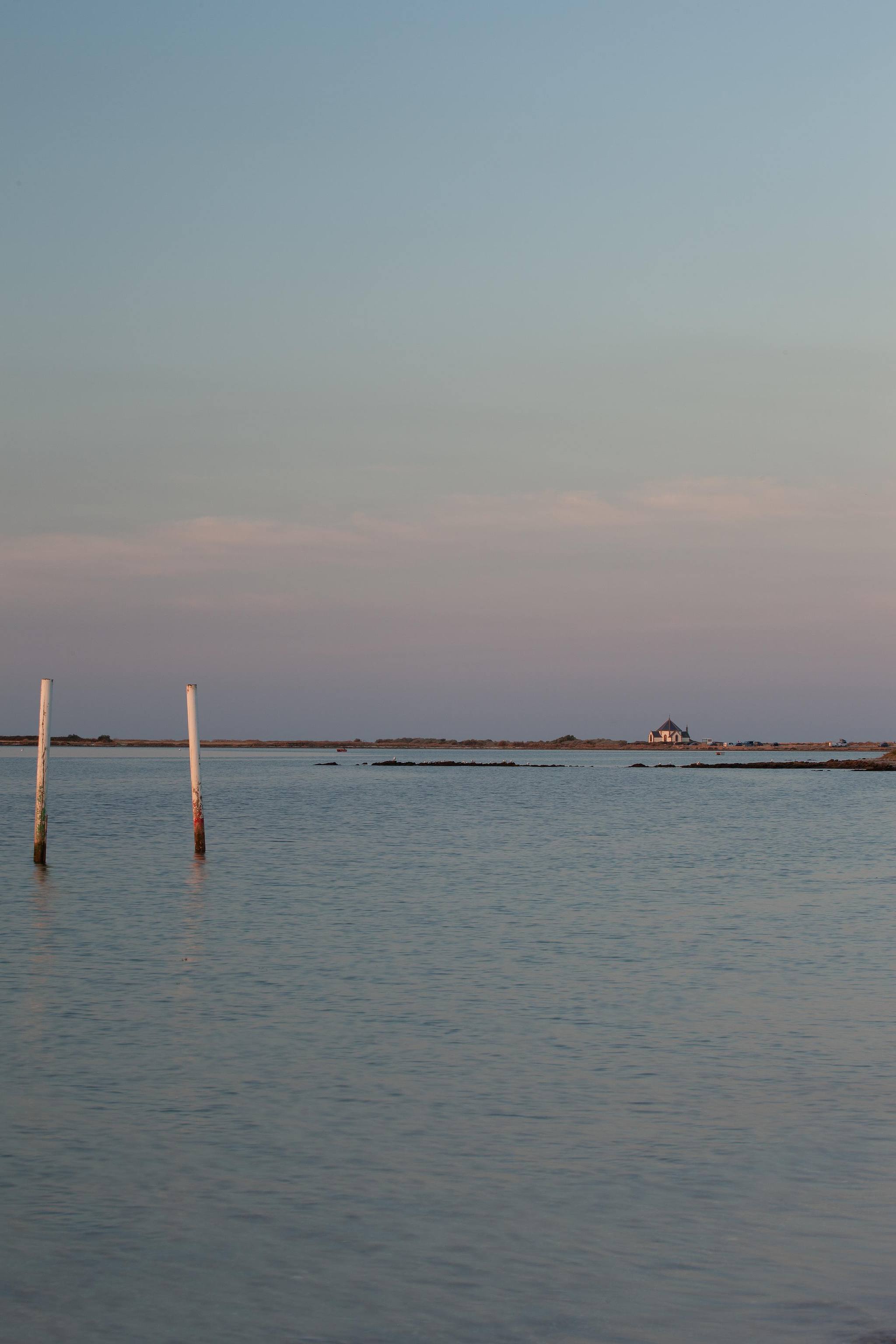 Plage/estran sous ciel coloré.