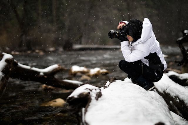 photographe prenant des photos sous la neige