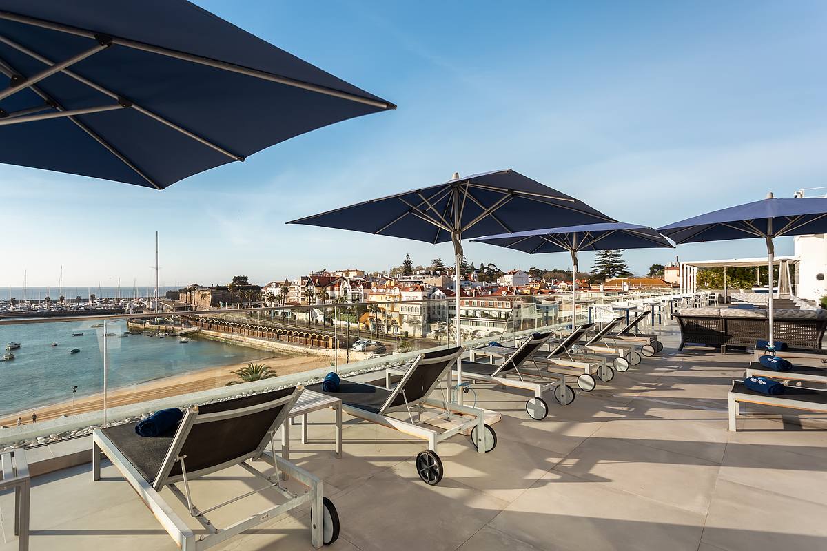 Terra&ccedil;o Blue Bar do Hotel Ba&iacute;a Cascais com vista sobre a Ba&iacute;a &ndash; fotografia de hotelaria