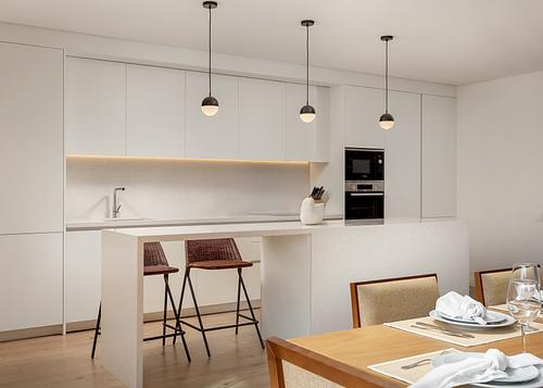 Cozinha contempor&acirc;nea integrada em projeto de design de interiores no Hyatt Regency Lisboa