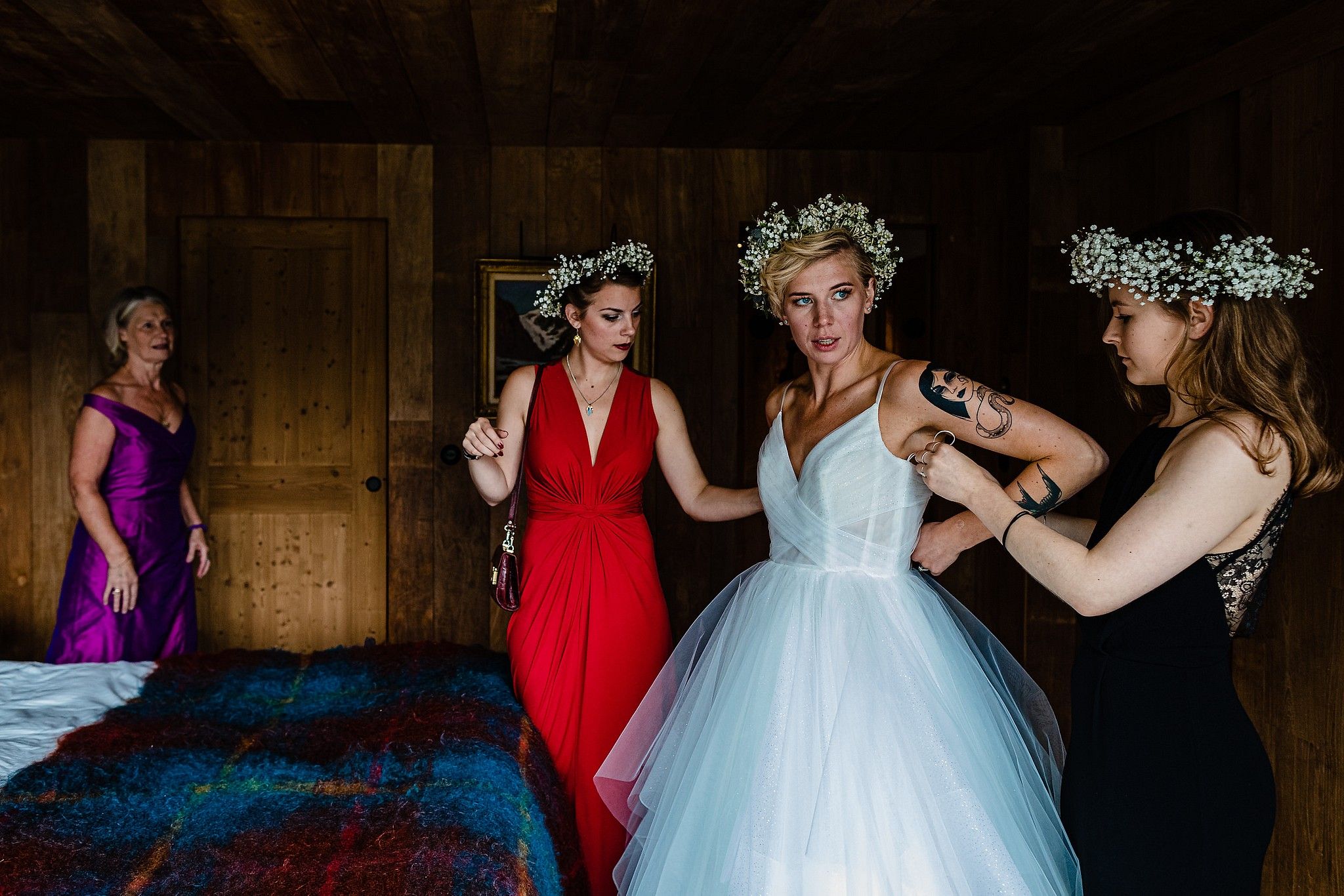 Magnifique mari&eacute;e qui se pr&eacute;pare dans un chalet &agrave; Meg&egrave;ve captur&eacute; par S&eacute;bastien CLAVEL photographe de Mariage &agrave; Lyon et Gen&egrave;ve