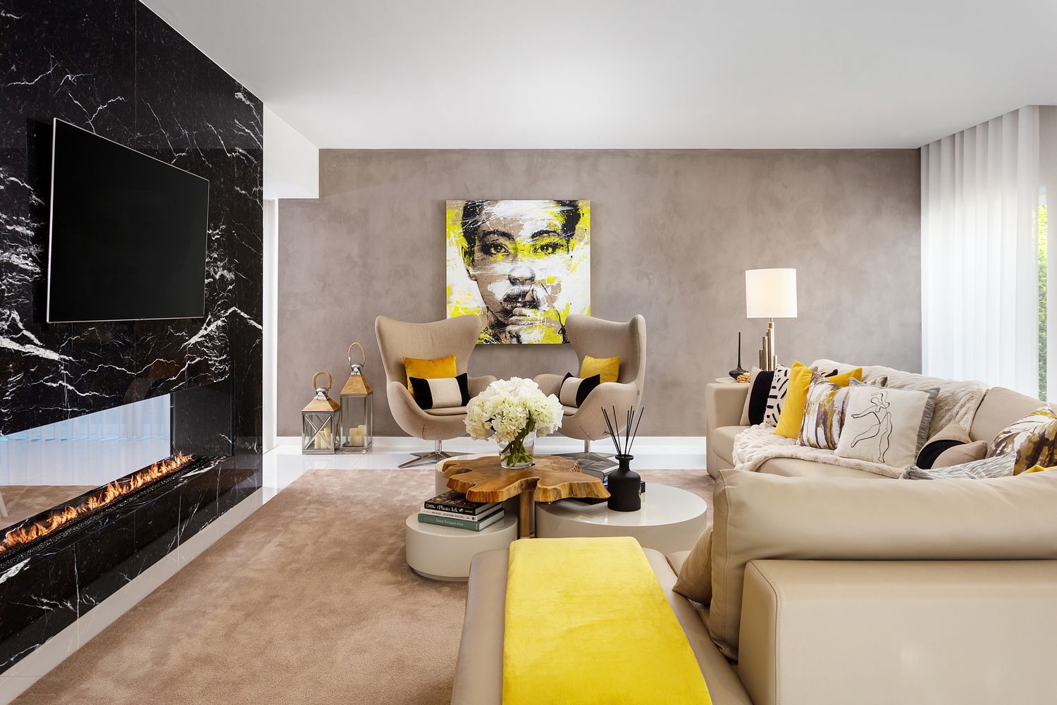 Sala de estar contempor&acirc;nea com lareira em m&aacute;rmore negro e detalhes decorativos em amarelo, projeto de interiores por Raquel Lopes, fotografada por Pedro Br&aacute;s Photography &mdash; fotografia profissional de design de interiores e decora&ccedil;&atilde;o moderna em Portugal.