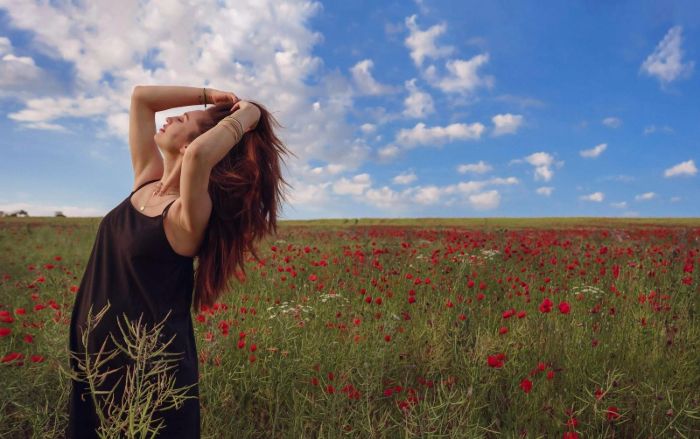 Un modello femminile in posa nel verde