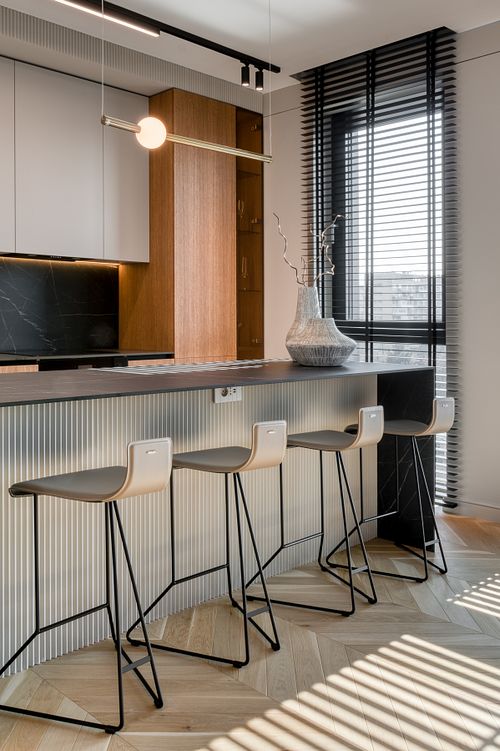 Kitchen design featuring interplay of light and textures for a minimalist aesthetic – Herculane project