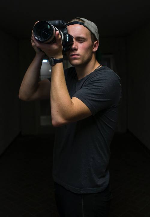 Hello, I am Tom Keene, a Fashion & Lifestyle Photographer based in Milan, Italy.