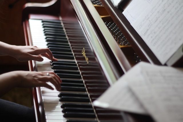 Person, die Klavier spielt