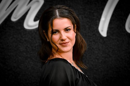 portret feminin cu lumină cinematică și expresie puternică