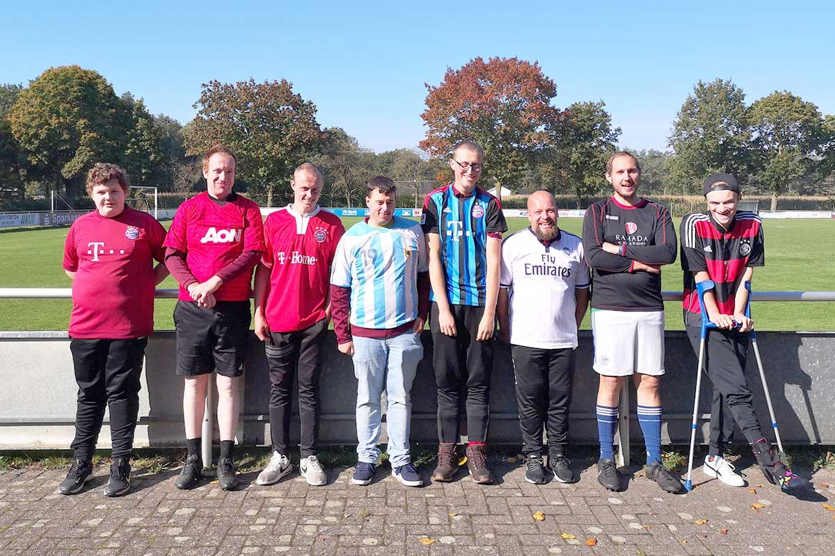 Ältere Spieler wählen aus einer Vielzahl von Fußballtrikots dank einer Spende aus Laggenbeck.