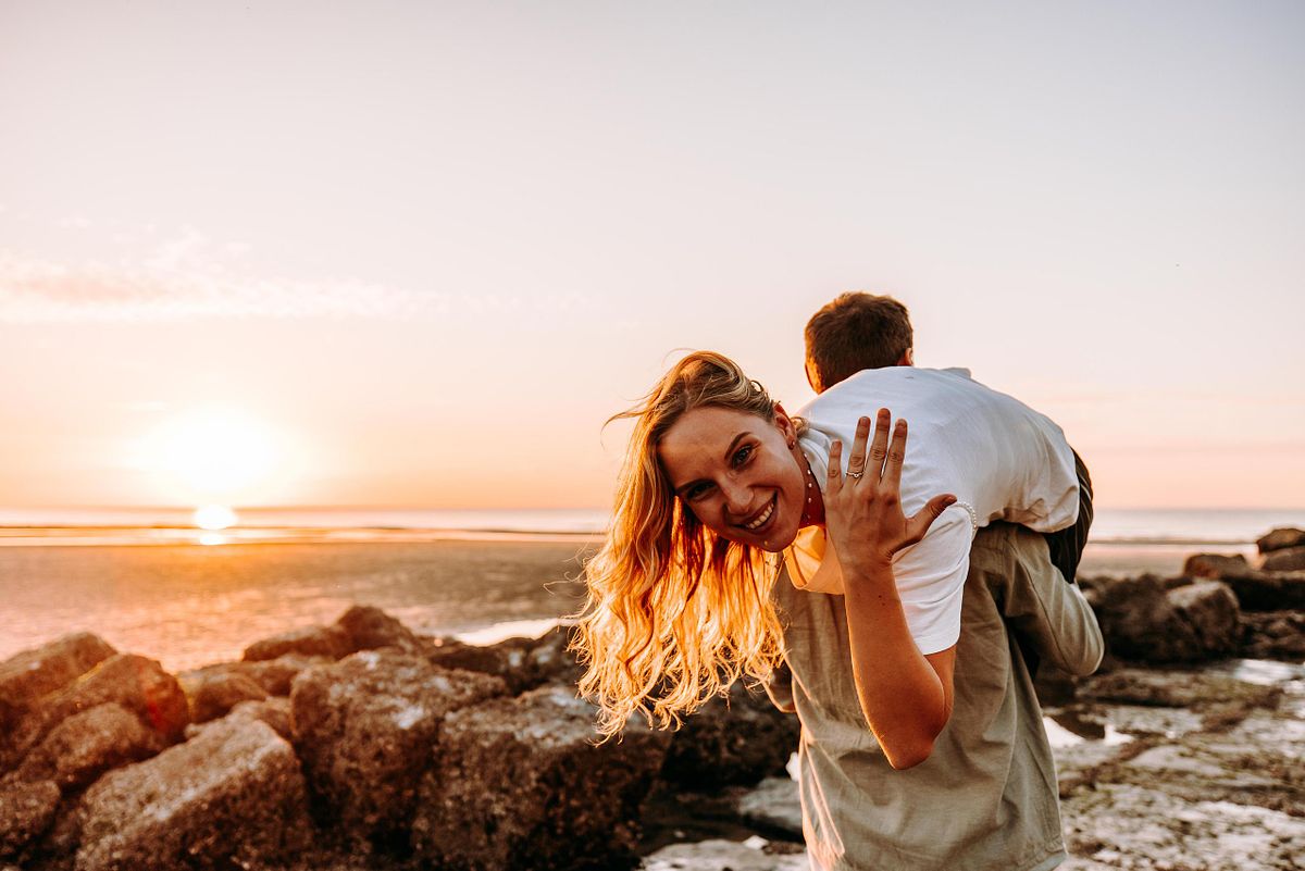 Een toekomstige bruid die haar ring toont