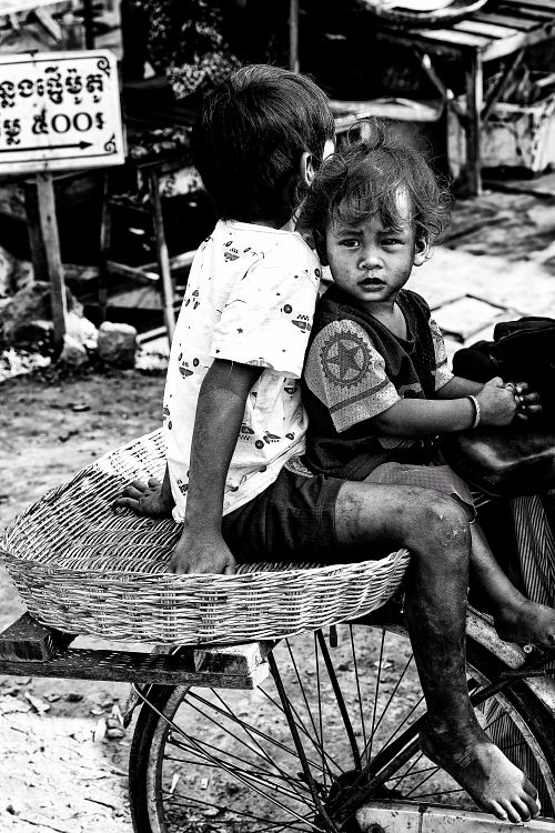Portrait d'un enfant pris en photo de rue à Sapa au Vietnam