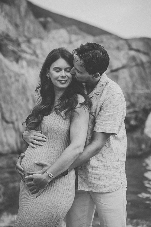coppia in gravidanza nella spiaggia di Masua in Sardegna