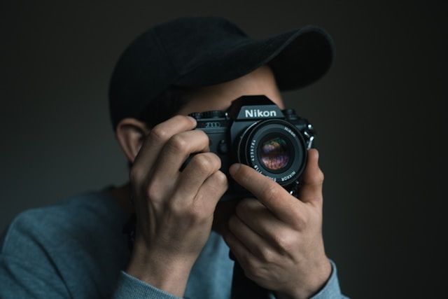 Obraz fotografa gotowego do zrobienia zdjęcia