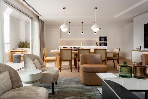 Zona de refei&ccedil;&otilde;es com design de interiores elegante no Hyatt Regency Lisboa