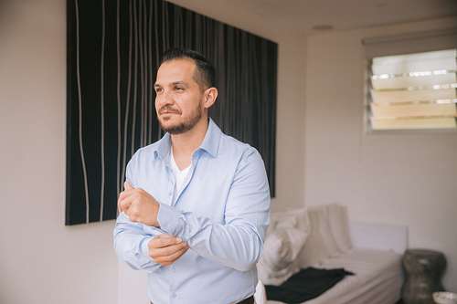 Bride & Groom get ready for the wedding day