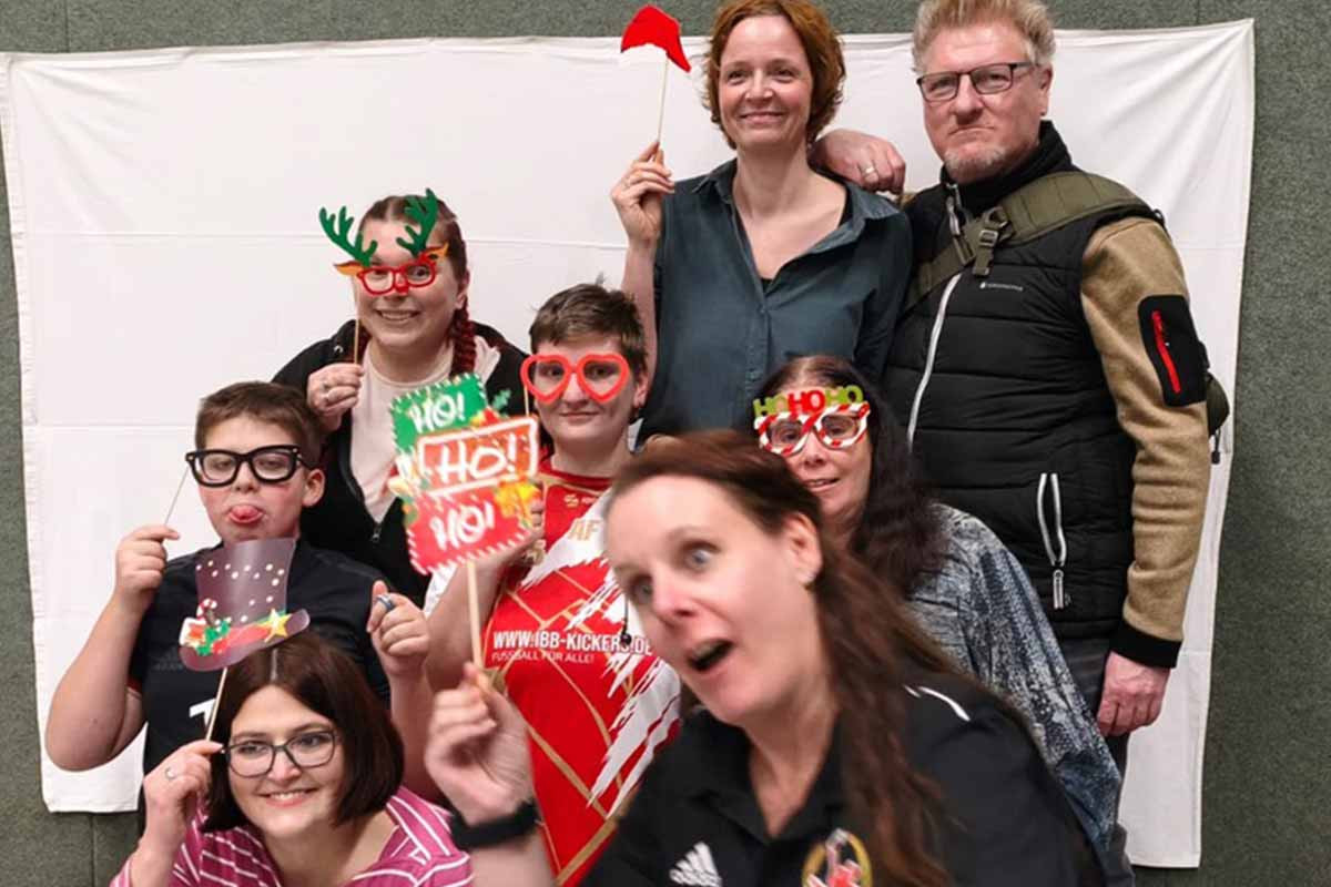 Spielerinnen und Spieler mit Familien bei der Weihnachtsfeier 2025