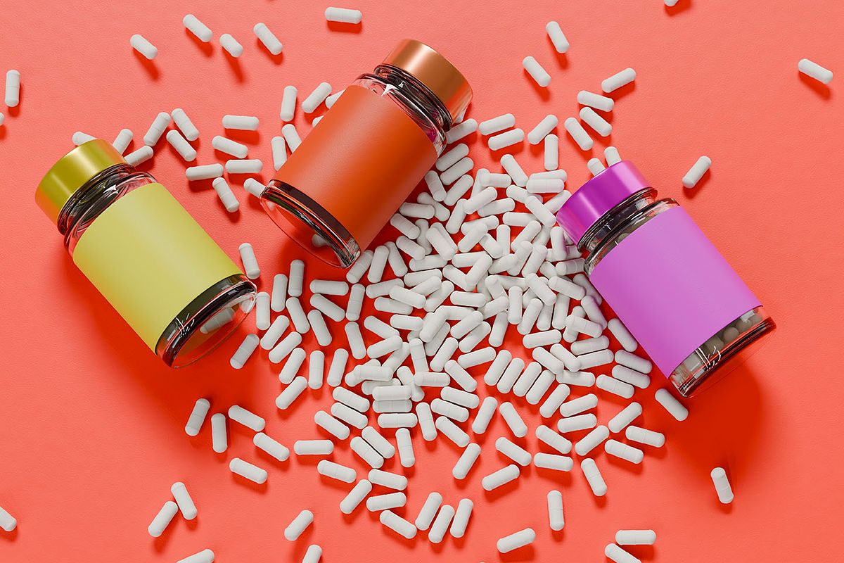 Tre vasetti cosmetici su fondo rosa, visualizzazione prodotto in 3D