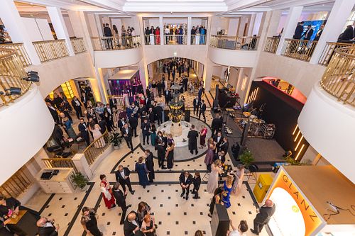 Overhead view of the grand ballroom filled with guests at Bundespresseball 2024.