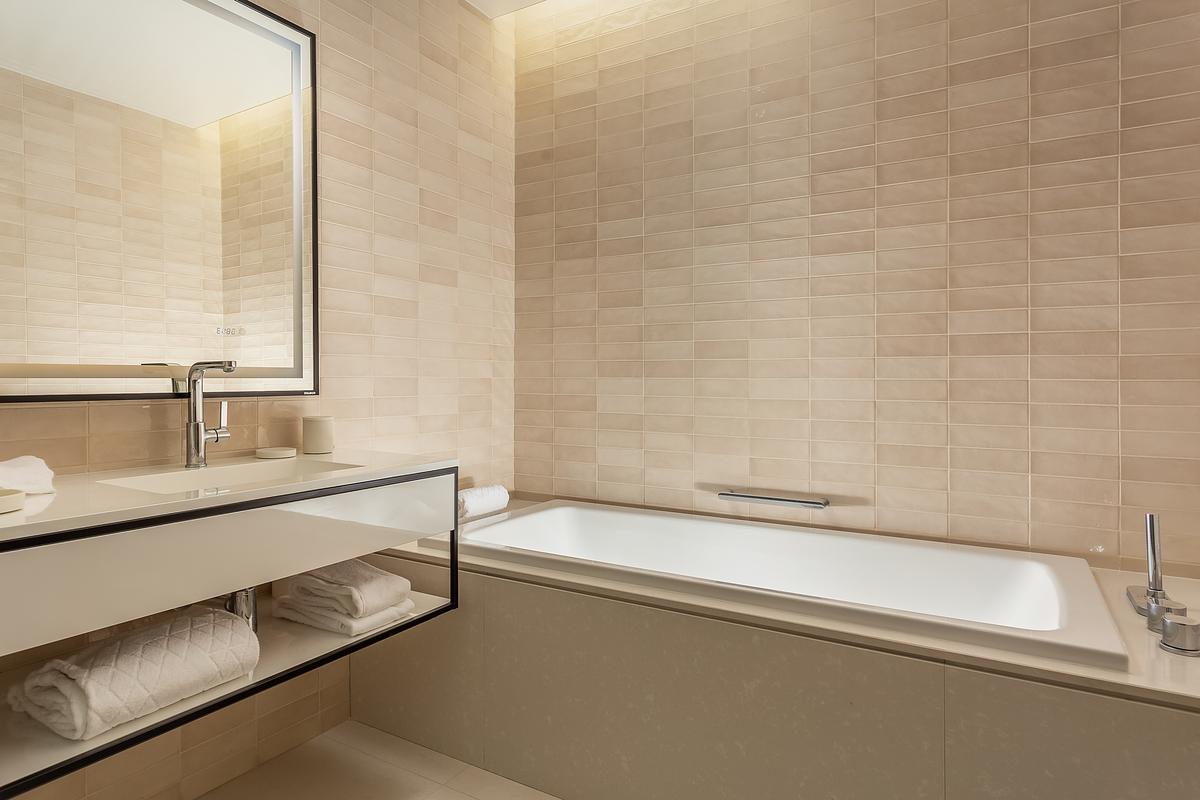 Hyatt Regency Lisboa Queen Bed Room Bathroom Detail